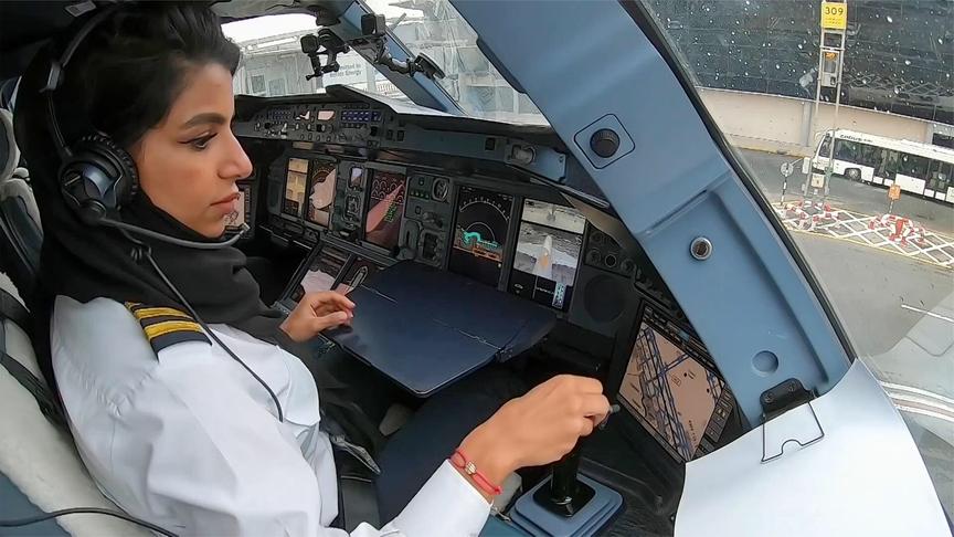 美女飞行员驾驶最大客机A380、还没看到女性飞行员驾驶波音的