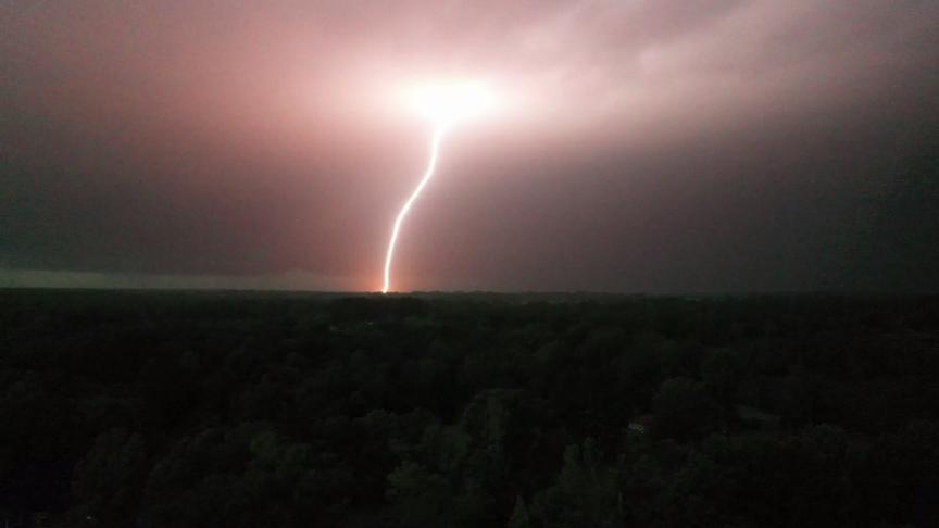 新鲜捕捉到的闪电，划亮夜空