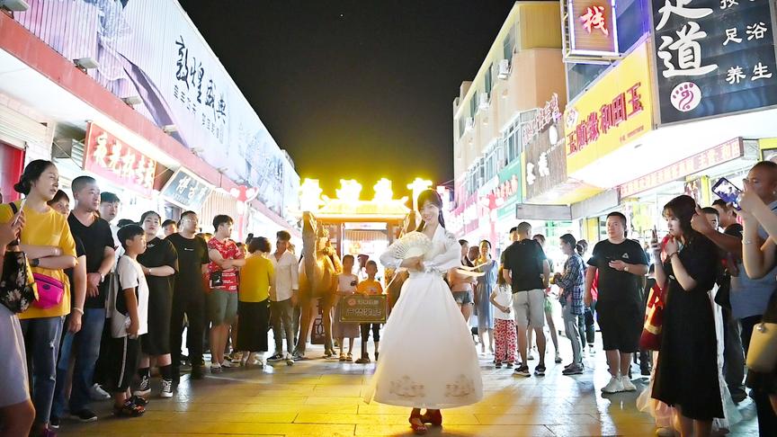 【微小微】美女小姐姐敦煌夜市尬舞《浪人琵琶》，路人看的好认真！