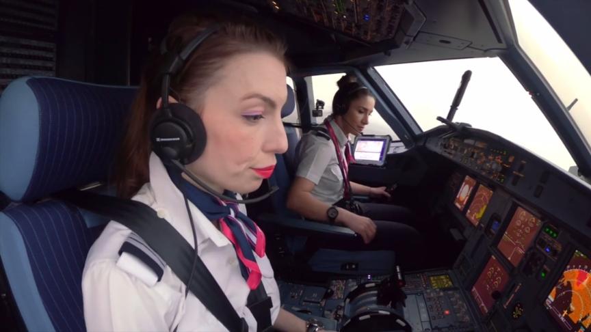 亮眼！两名美女飞行员同时驾驶飞机，巾帼不让须眉。