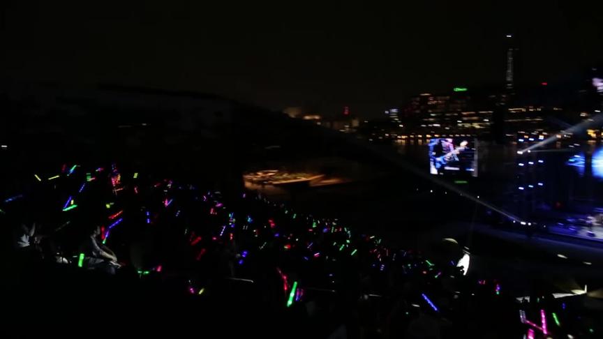 歌手農里演唱歌曲《我是有多久没有见到你》