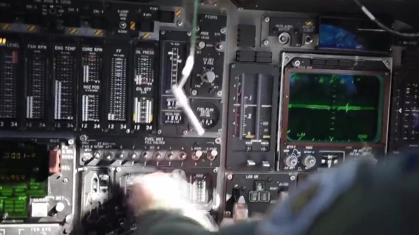 B-1 轰炸机飞行员准备和起飞及驾驶舱视频