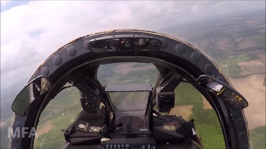 A-10 降落在密歇根州阿尔皮纳高速公路上的 GoPro 镜头