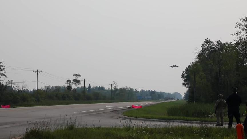 A-10 Thunderbolt II在密歇根州 32 号高速公路上着陆和起飞