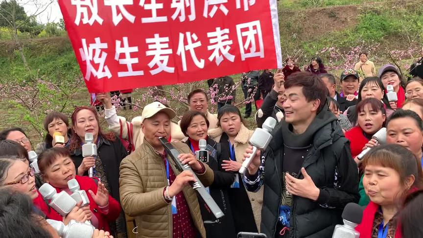 又被歌迷包围了，很幸福！#敖长生粉丝真的牛#团队精神