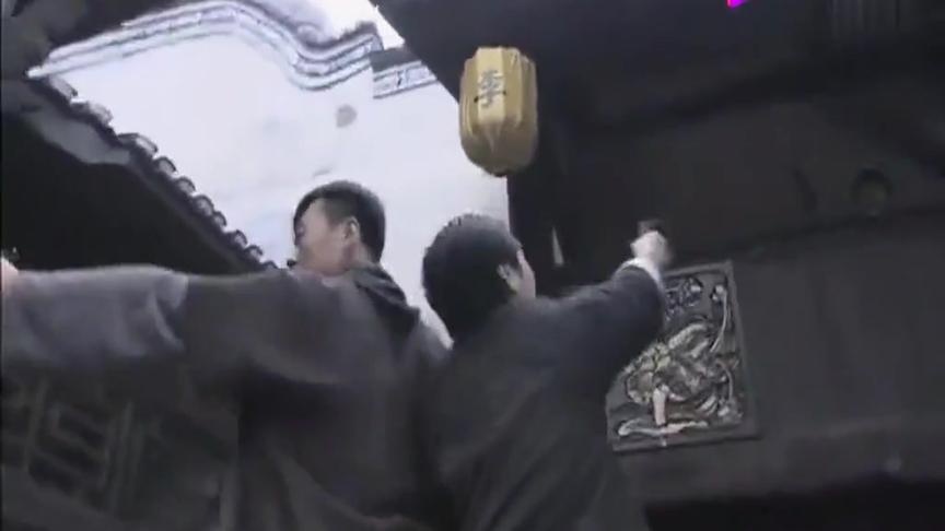 少爷回家，不料发现家已被恶霸霸占，端起机关枪扫射恶霸的人