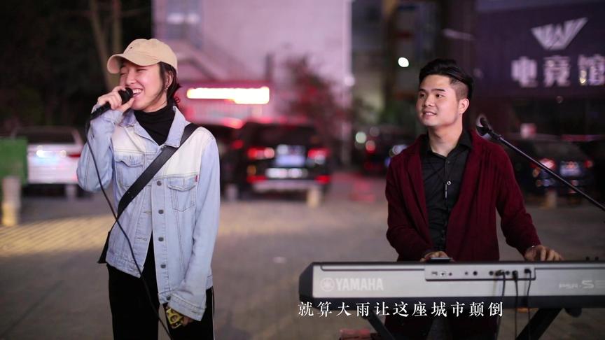 街头美女歌手的《小情歌》，糟了是心动的感觉！